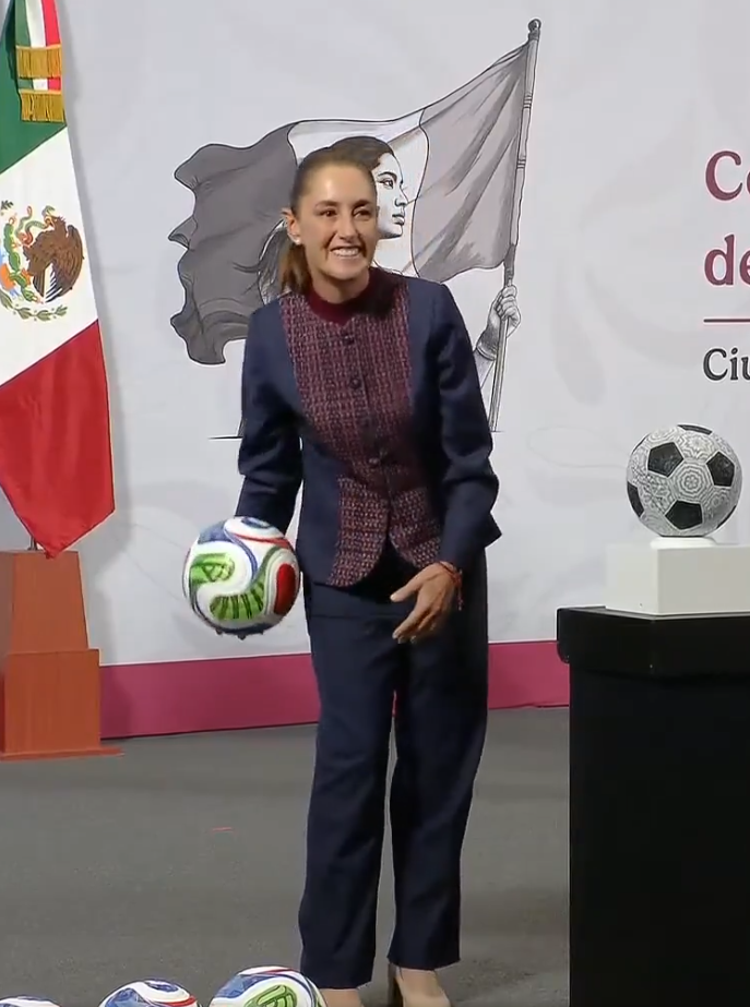 Imagen de Y Cuando la presidenta Claudia Sheinbaum avento el balón del mundial a los reporteros en la mañanera... Una reportera le grita, mejor avientenos medicamentos presidenta!!!.